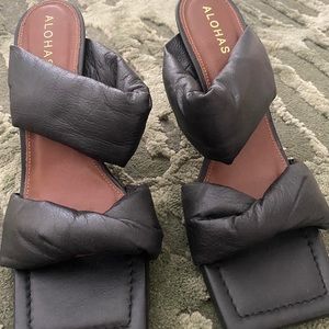 alohas twist strap-black leather mules